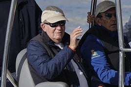 El rey emérito Juan Carlos junto a Pedro Campos en la lancha auxiliar de la regata, esta sábado en Sanxenxo.