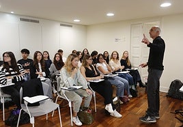 El grupo que cursa español para extranjeros, en un aula del palacio de Maqua.
