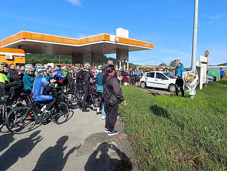 Dos centenares de compañeros rinden un sentido homenaje al ciclista fallecido en Riberas