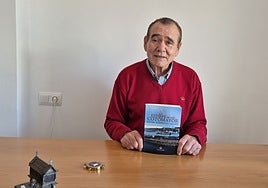 El gijonés Rafael Rodríguez Valero, con su novela.