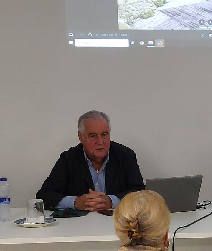 Imagen secundaria 2 - Diego Cabezudo, durante la exposición en Somió. Arriba, esbozo a vuelapluma de un acceso directo a la playa con rampas escalonadas a modo de solárium y diseño de Tapia de Casiego mencionado como posible modelo a seguir. 