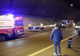 Los sanitarios atienden al herido en el lugar del accidente.