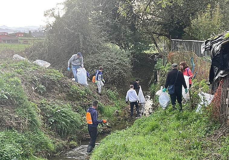 El río Zalandrón en Posada de Llanera luce más limpio gracias a los vecinos