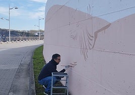Inicio del pintado del muro del paseo martítimo.