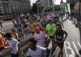 Cientos de corredores por el centro de Oviedo.