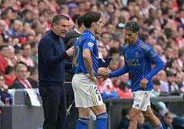 Carrión da instrucciones a Nacho Vidal en el momento de retirar del campo a Chaira.