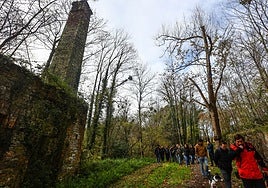 Una visita guiada a la antigua fábrica de explosivos de La Manjoya.