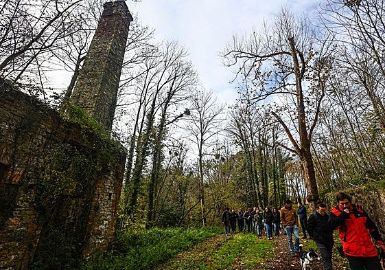 Una visita guiada a la antigua fábrica de explosivos de La Manjoya.