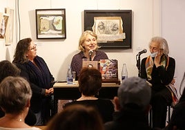 Lola Ruiz-Ibárruri se dirige al público ante la mirada de Laura González.