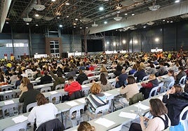 Opositores para la prueba de auxiliar administrativo, en el recinto ferial.