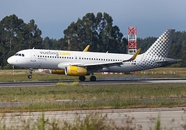 Un avión de Vueling, en el aeropuerto de Asturias.