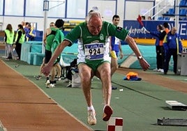 Méndez, en uno de sus saltos en un campeonato de pista cubierta.