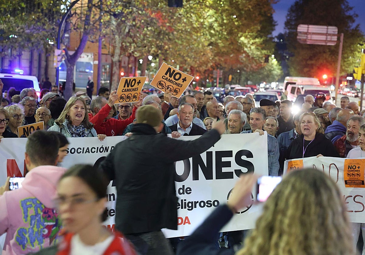 Última concentración en Cuatro Caminos, en La Calzada, el pasado miércoles, para exigir que dejen de pasar los camiones a El Musel por esta arteria.