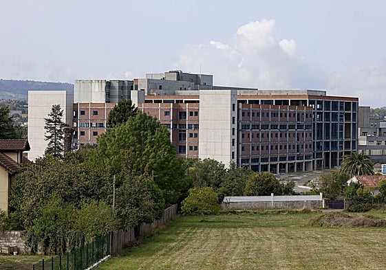 Aspecto que presenta la zona del Hospital de Cabueñes sometido a ampliación y cuyas obras están paralizadas desde enero.