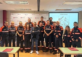 El guardia civil Juan Manuel García López, con voluntarios y voluntarias de Protección Civil, tras las jornadas de formación sobre comunicación no consciente en servicios de emergencia.