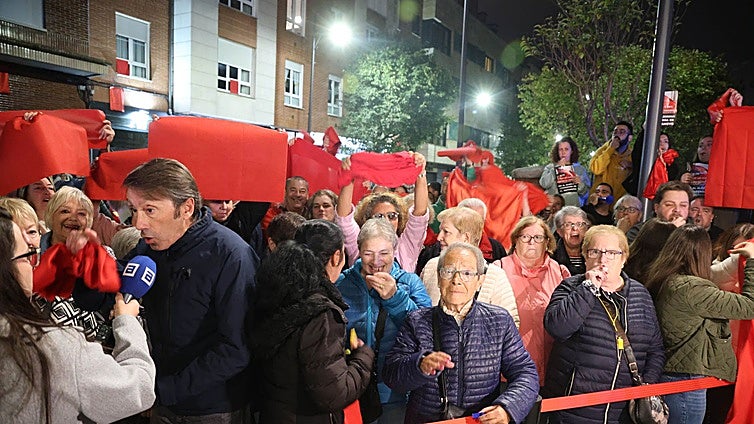 Con trapos rojos y silbatos, los vecinos de El Natahoyo protestaron contra el traslado del Albergue Covadonga a su barrio.