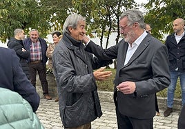 El expresidente Francisco Álvarez-Cascos reencontrándose con Juan Roces, hermano mayor de Pelayo, el lunes en el velatorio.