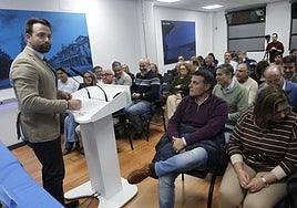 Álvaro Queipo, al inicio de su intervención en el Comité Ejecutivo autonómico del PP de Asturias.