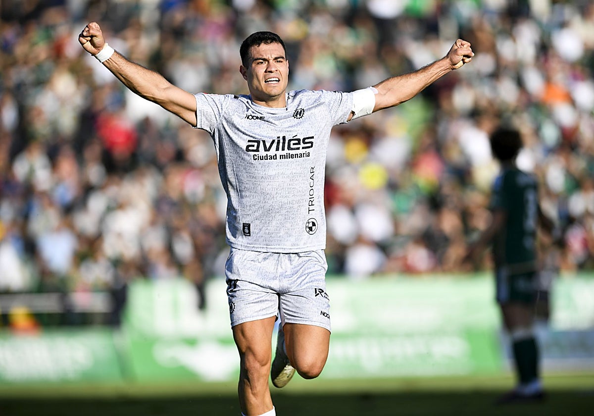Raúl Rubio celebra con rabia su primer gol con la camiseta del Real Avilés en liga.