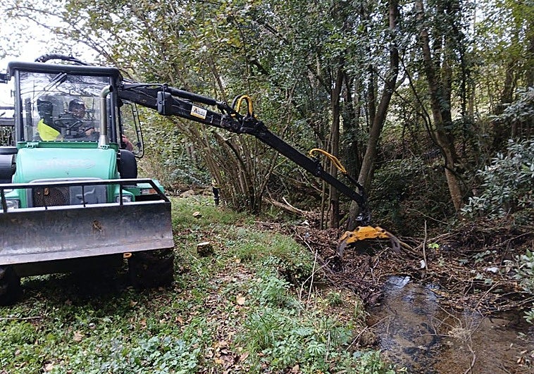 Limpieza del río España, en Villaviciosa, para garantizar su capacidad de desagüe