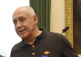 Tino Brugos, en la entrega del premio Gijón Ciudad Defensora de los Derechos Humanos al grupo de mujeres del pueblo indígena Embera Dóbida de la Asociación de Autoridades Indígenas Ancestrales del Bajo Atrato.