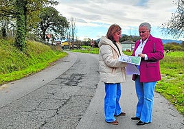 La alcaldesa, a la derecha, con la técnico municipal Carmen Bernaldo de Quirós.