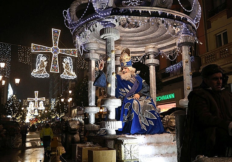 La obra en la Escuela de Minas obliga a cambiar el recorrido de la Cabalgata de Reyes de Oviedo