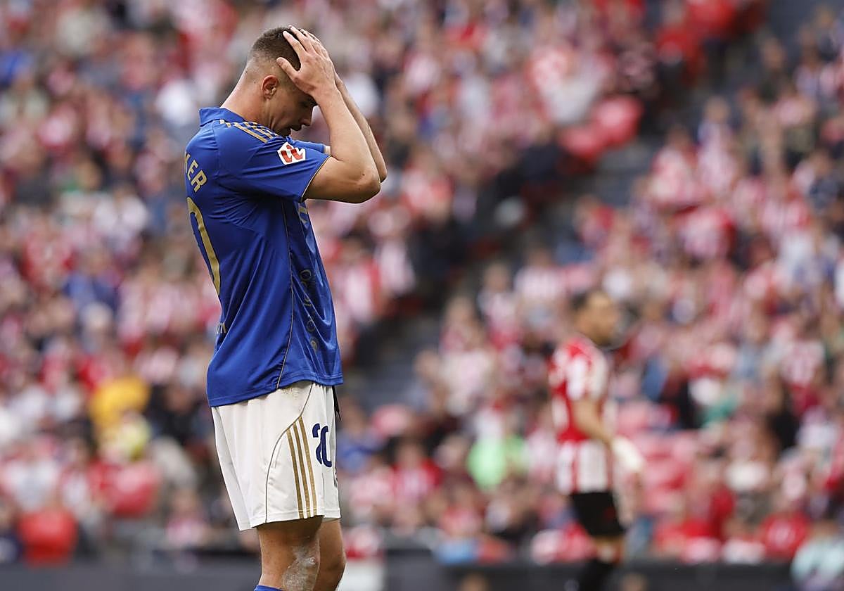 Dendoncker se lamenta después de una acción en el partido de San Mamés entre el Athletic y el Real Oviedo.