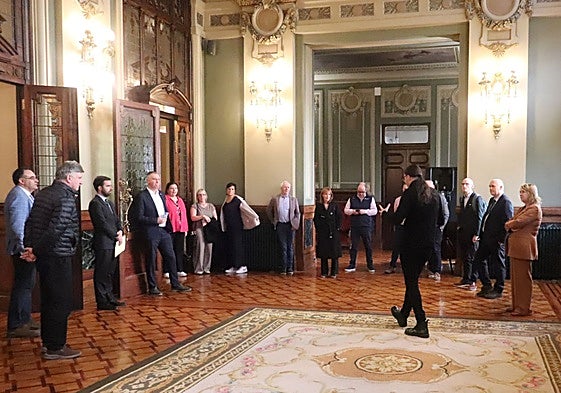 Miembros de la delegación de la Asamblea Regional del Norte y Oeste y de Irlanda, en uno de los salones de la Junta General, donde fueron recibidos por su vicepresidenta primera, Celia Fernández, y el Letrado Mayor, Marco Fernández.