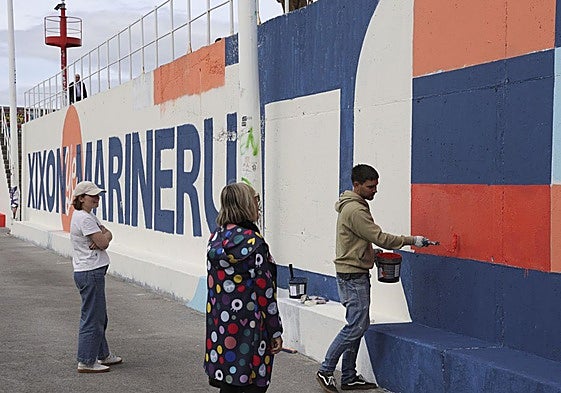 El nuevo mural del dique de Santa Catalina, obra de la zaragozana Vera Galindo, avanza a buen ritmo, como ilustra la foto.