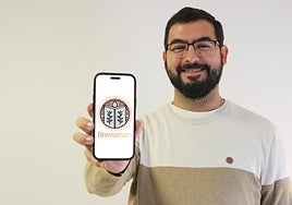 Miguel Martínez muestra la app Brevarium, en su móvil.
