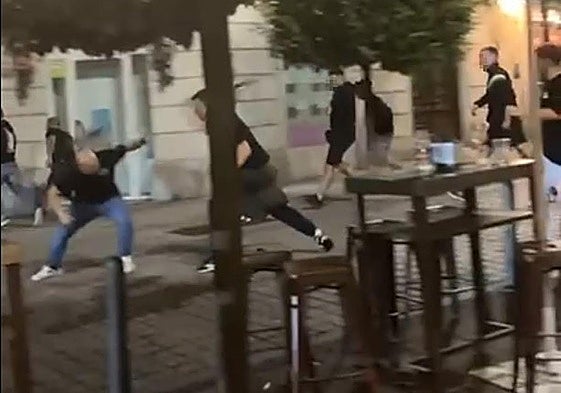 Pelea a botellazos y con sillas por los aires: detienen a tres radicales del Sporting en Gijón y a 13 del Racing en Santander