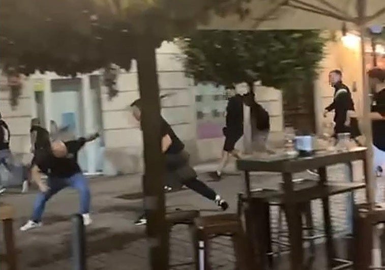 Pelea a botellazos y con sillas por los aires: detienen a tres radicales del Sporting en Gijón y a 13 del Racing en Santander