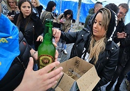 Una de las fiestas que se organizan en el barrio de Llaranes, en Avilés, es la del Descorche.