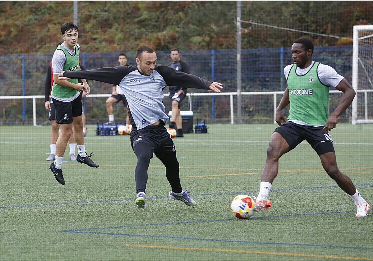 Santamaría y Eze, en el entrenamiento de este martes en La Toba.