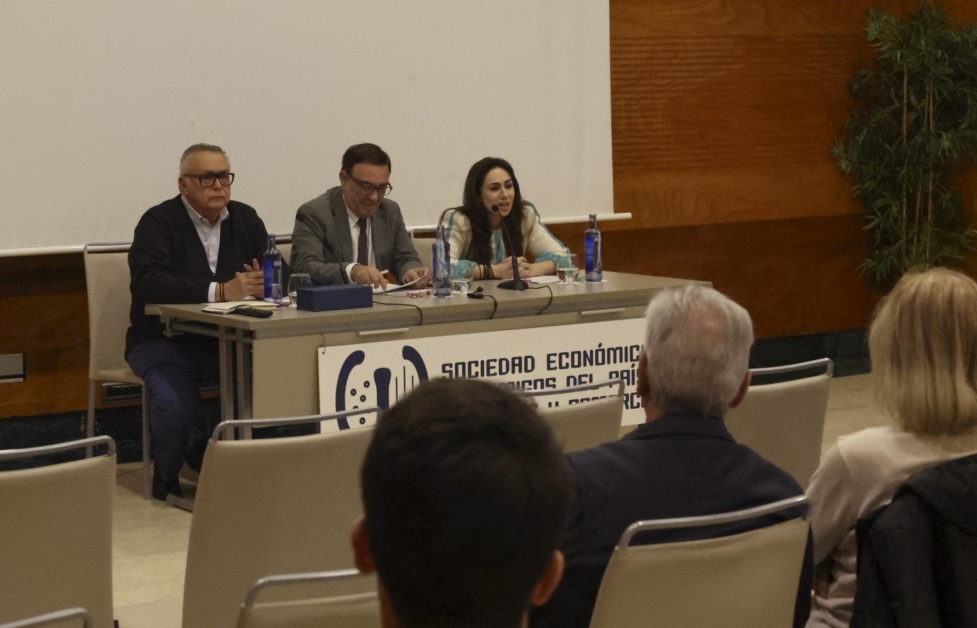 Juan Vázquez, en el centro, durante su intervención.