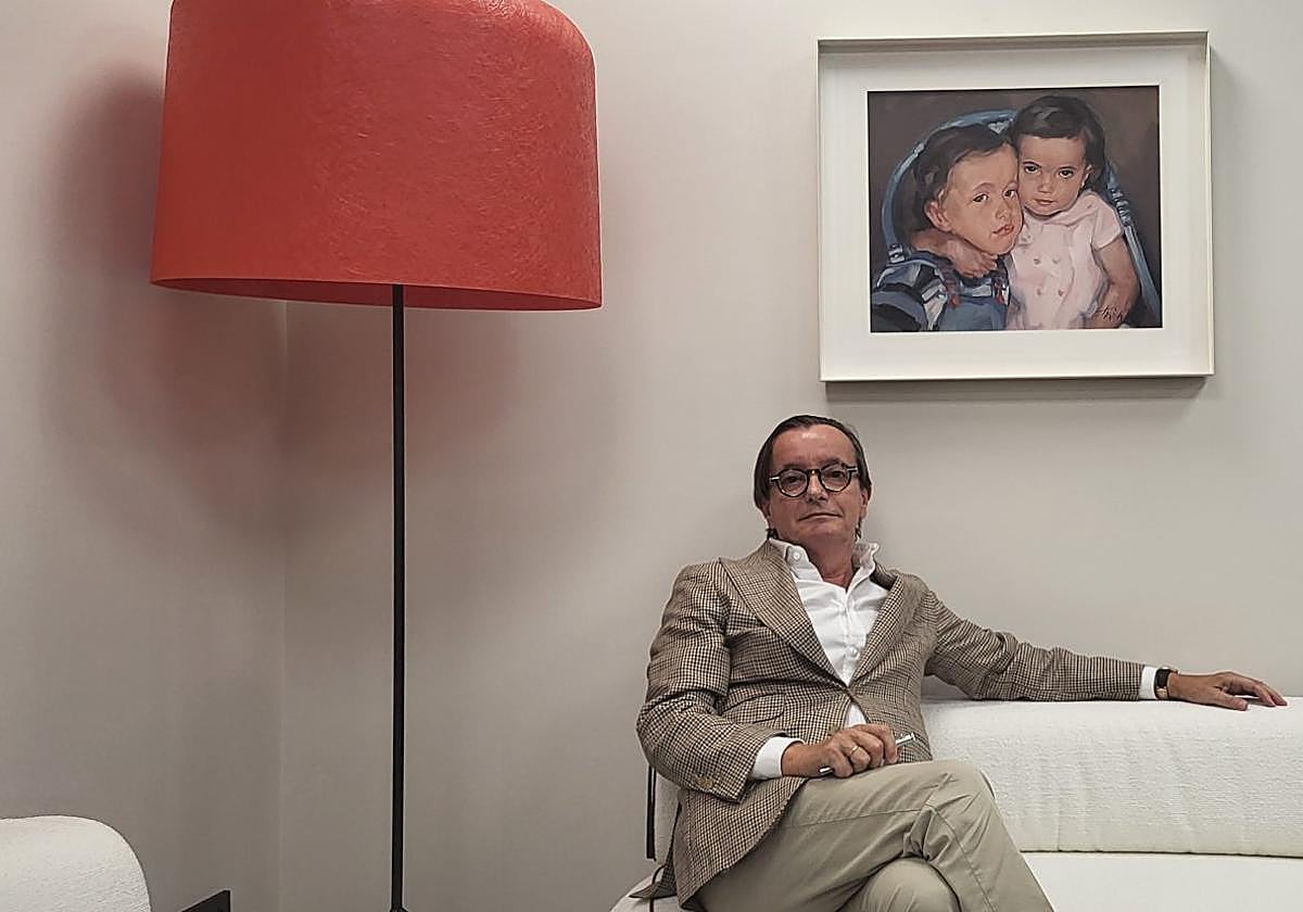 Alfredo Suárez en su despacho con el cuadro de sus hijos.