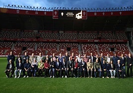 Los socios de honor del Sporting del año 1976, en el césped junto a directivos, capitanes, exjugadores y miembros del club.