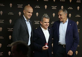 Eloy Olaya, con la insignia de oro entre David Guerra y Joaquín Alonso.
