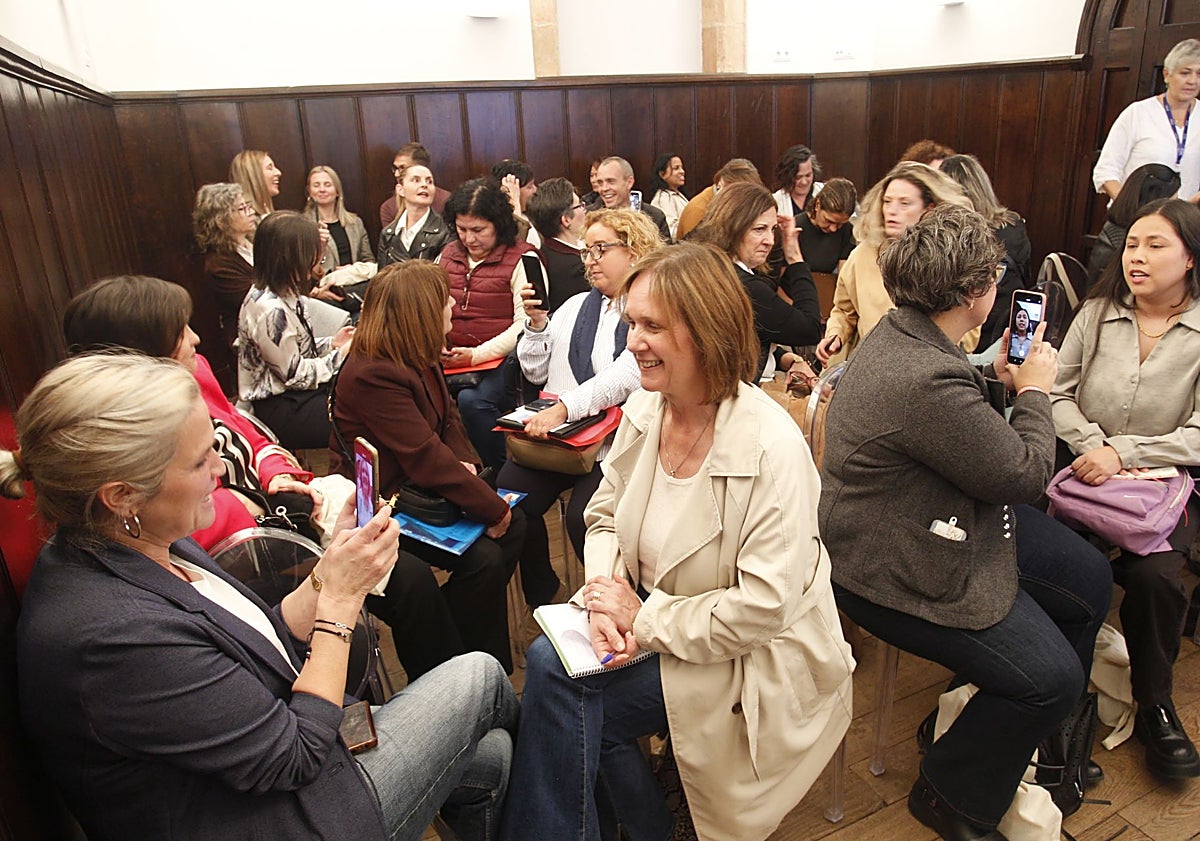 Imagen principal - 600 mayores de 45 años y más de 40 empresas en la Feria de Empleo