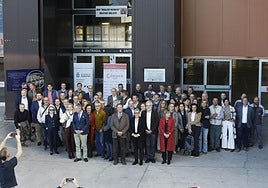 Foto de familia de los asistentes al acto de reconocimiento y agradecimiento a todos los profesionales implicados en el hospital provisional H144, instalado en el pabellón central del recinto ferial Luis Adaro de Gijón durante la pandemia de la covid-19. Desde hoy, una placa recuerda al personal que lo hizo posible y a los 334 pacientes que fueron atendidos en él.