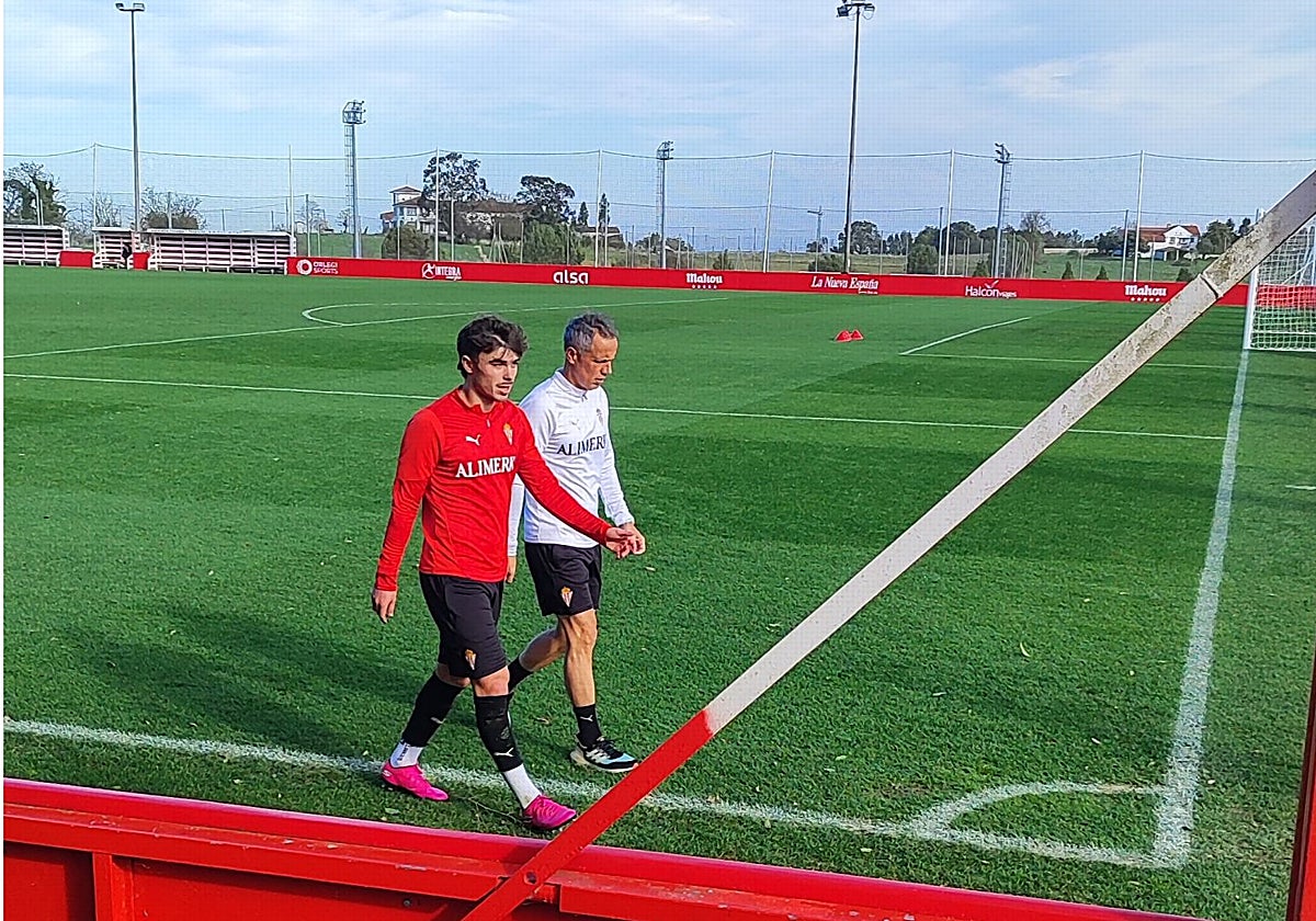 Pablo García, esta mañana, retirándose del entrenamiento con el masajista Diego Lobelle.