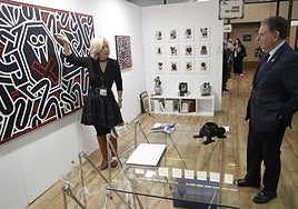 Aurora Vigil-Escalera muestra la obra de Juan Díaz Faes a Alfredo Canteli.