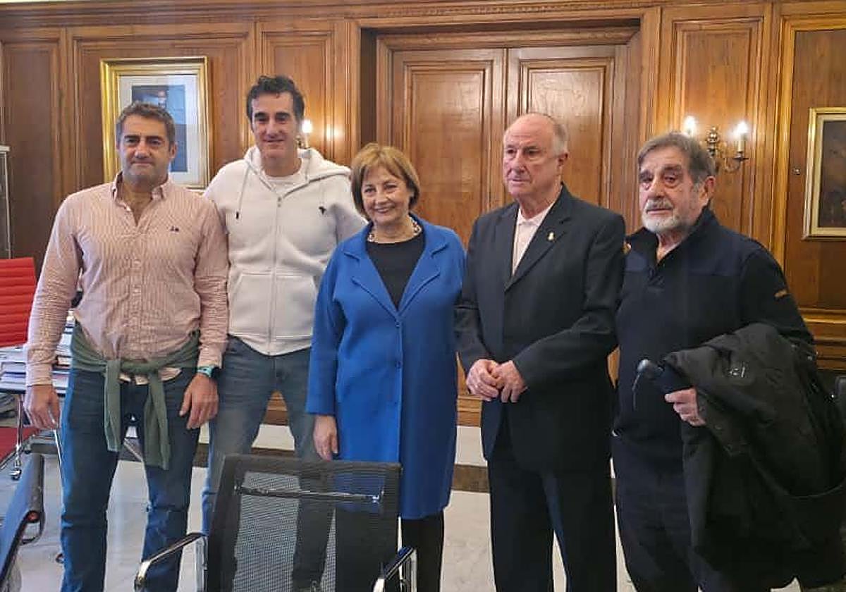 Marcelo y Dani, hijos de Campanal, la alcaldesa Mariví Monteserín, y los amigos de Marcelo Tofi y Trubia, en el Ayuntamiento.