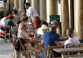 La jornada de calor registrada en Asturias ha llenado animado las terrazas.