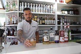 El vigente campeón de España de coctelería, Cristian Monasterio, prepara el trago con el que irá al mundial