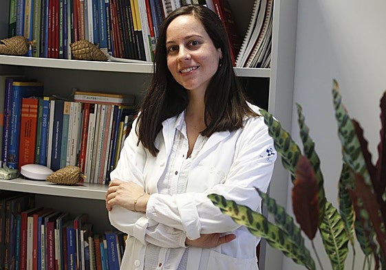 La psiquiatra Leticia González, en su consulta del centro de salud mental de La Corredoria.