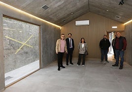 El concejal de Infraestructuras, Gilberto Villoria; el director general de Alcaldía, Jaime Fernández-Paíno, y la diectora general de Infraestructuras, María López Castro, visitan junto a los responsables de obra el nuevo centro de interpretación en la batería alta del cerro de Santa Catalina.