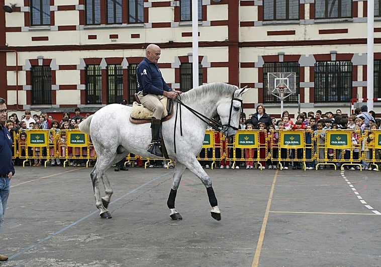El PP de Mieres plantea el uso del patio del Liceo los domingo como aparcamiento