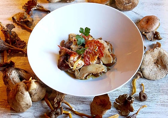 Plato de setas silvestres, langostinos y jamon ibérico del restaurante El Parador del Rey.